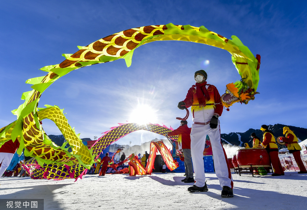 乌鲁木齐丝绸之路冰雪风情节开幕 巨幅国旗亮相雪道