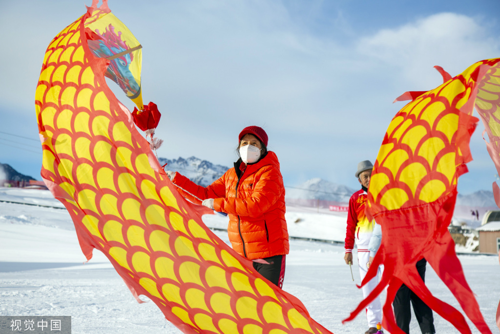 乌鲁木齐丝绸之路冰雪风情节开幕 巨幅国旗亮相雪道