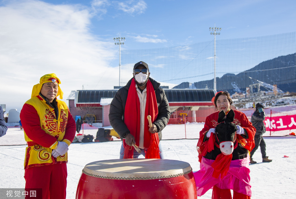乌鲁木齐丝绸之路冰雪风情节开幕 巨幅国旗亮相雪道