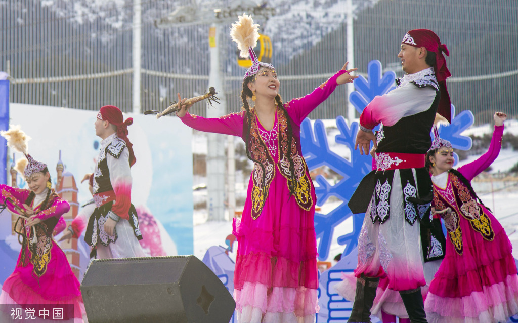 乌鲁木齐丝绸之路冰雪风情节开幕 巨幅国旗亮相雪道