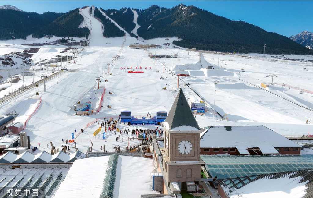 乌鲁木齐丝绸之路冰雪风情节开幕 巨幅国旗亮相雪道
