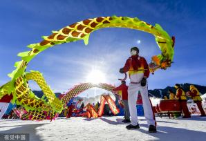 乌鲁木齐丝绸之路冰雪风情节开幕 巨幅国旗亮相雪道