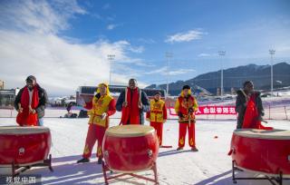 乌鲁木齐丝绸之路冰雪风情节开幕 巨幅国旗亮相雪道