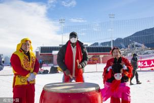 乌鲁木齐丝绸之路冰雪风情节开幕 巨幅国旗亮相雪道
