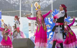 乌鲁木齐丝绸之路冰雪风情节开幕 巨幅国旗亮相雪道