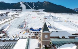 乌鲁木齐丝绸之路冰雪风情节开幕 巨幅国旗亮相雪道