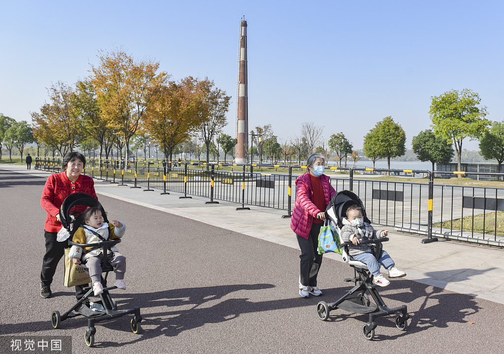 浙江金华：天气晴朗 市民公园散步晒太阳