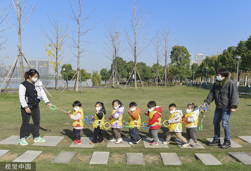 浙江金华：天气晴朗 市民公园散步晒太阳