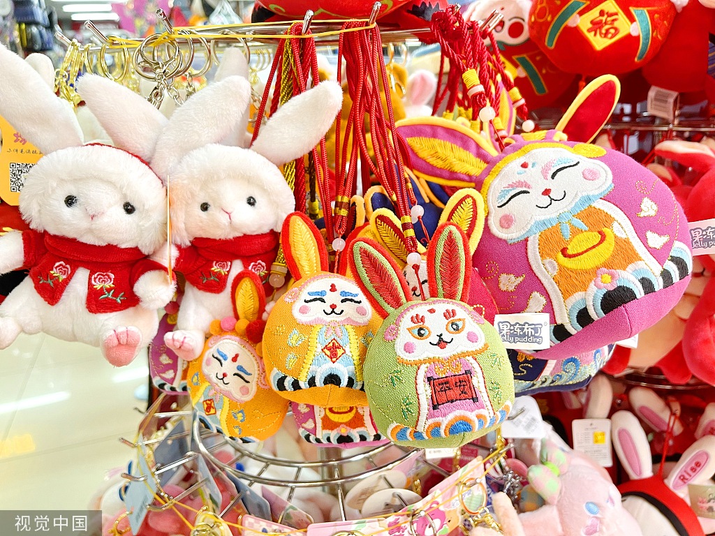 北京：兔年新春饰品上市 摆放店内显眼位置
