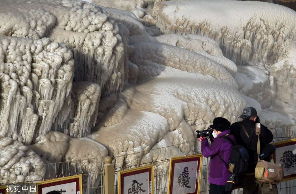 山西临汾：黄河壶口瀑布现冰瀑玉壶景观