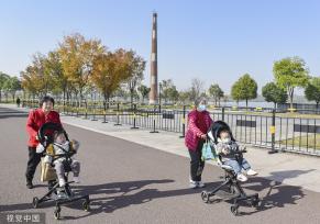 浙江金华：天气晴朗 市民公园散步晒太阳