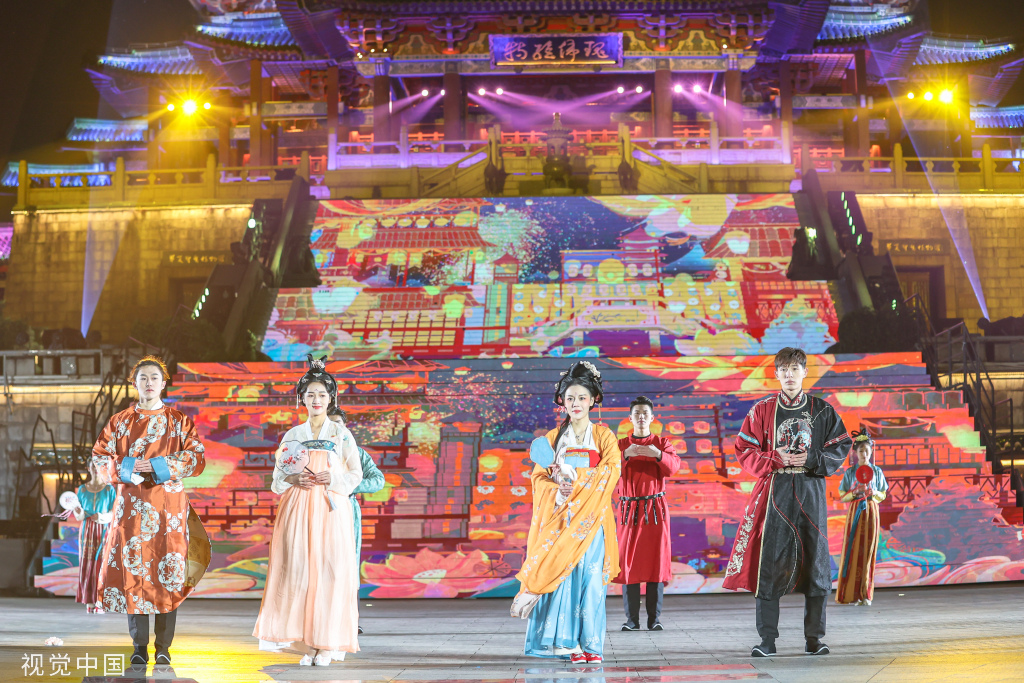 江西非物质文化遗产服饰秀在滕王阁上演