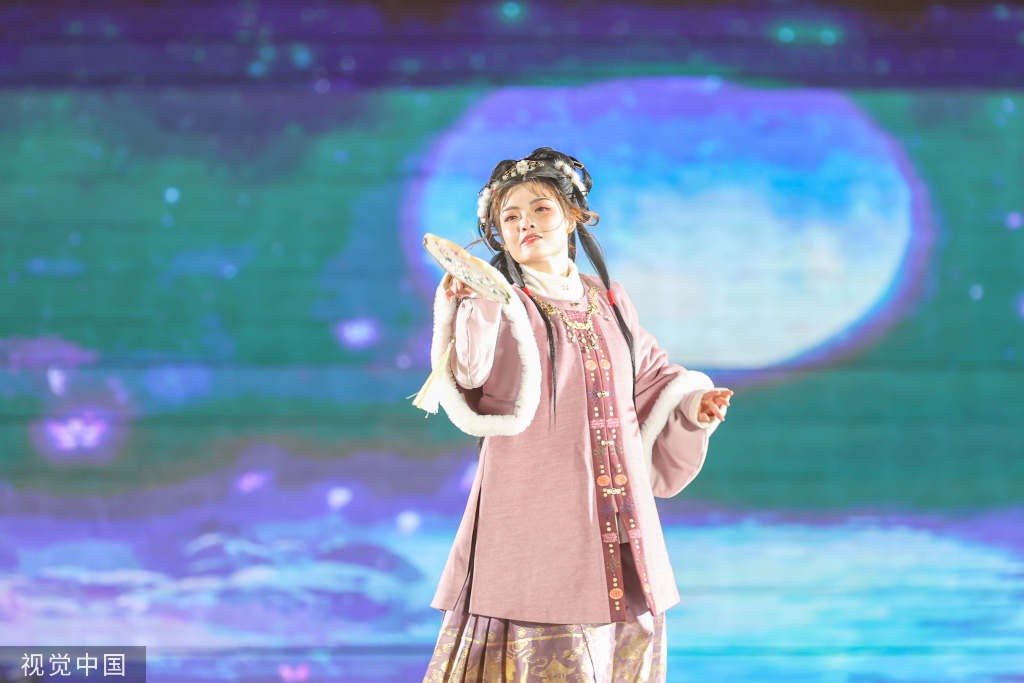 江西非物质文化遗产服饰秀在滕王阁上演