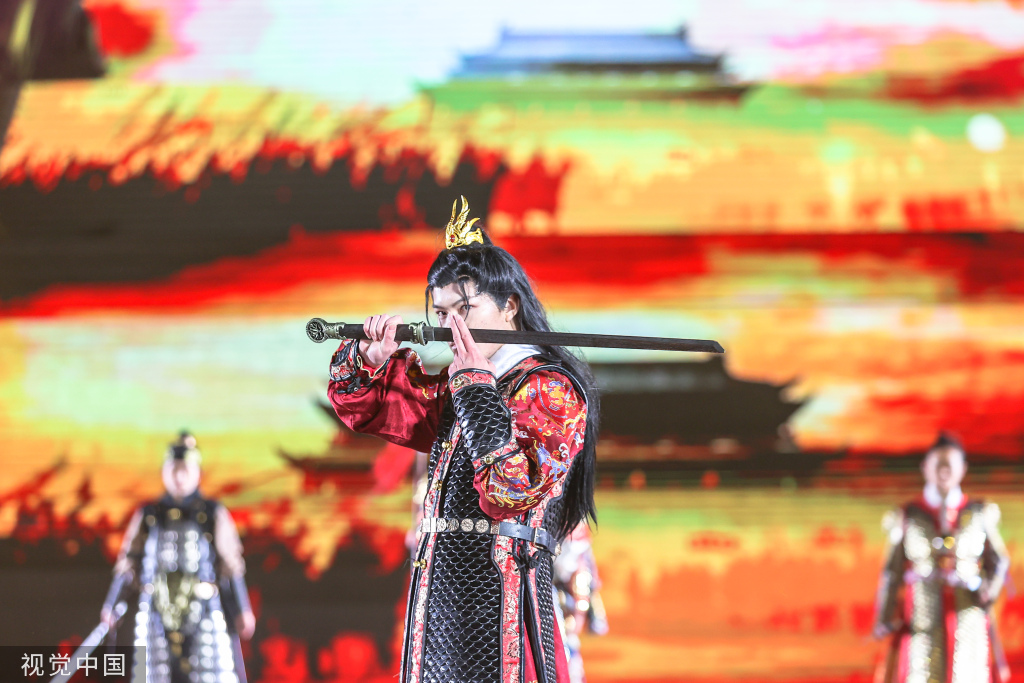 江西非物质文化遗产服饰秀在滕王阁上演