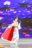 江西非物质文化遗产服饰秀在滕王阁上演