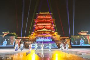 江西非物质文化遗产服饰秀在滕王阁上演