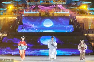 江西非物质文化遗产服饰秀在滕王阁上演