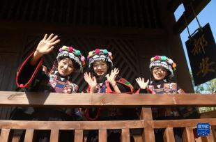 广西河池：多彩风情引客来