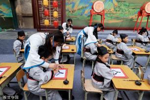 广西融安一小学举行传统“开笔礼”仪式