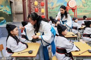 广西融安一小学举行传统“开笔礼”仪式