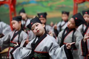 广西融安一小学举行传统“开笔礼”仪式