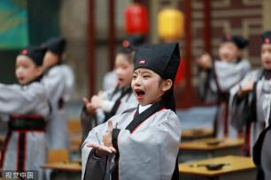 广西融安一小学举行传统“开笔礼”仪式