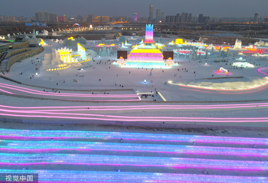 哈尔滨：500米冰滑梯亮相冰雪大世界