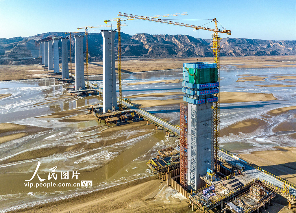 山西运城：黄河大桥冬日建设忙