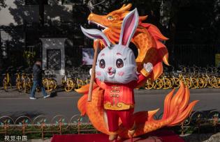 南京：街头布置兔年彩灯 增添喜庆气氛