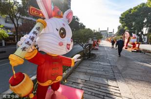 南京：街头布置兔年彩灯 增添喜庆气氛