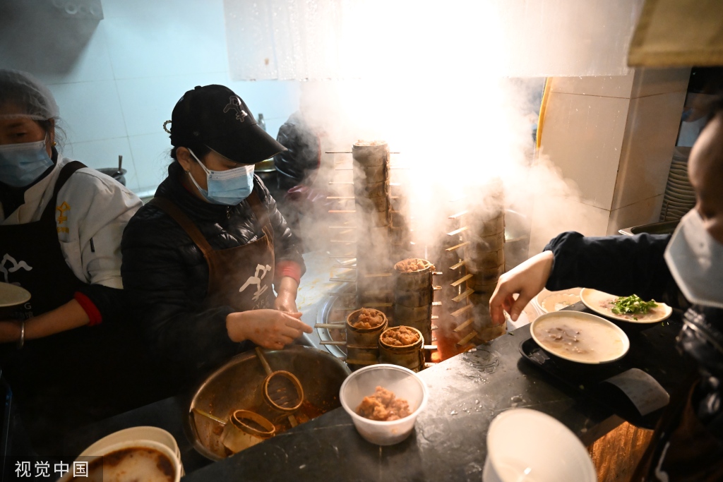 重庆：市民餐馆内吃羊肉欢度冬至