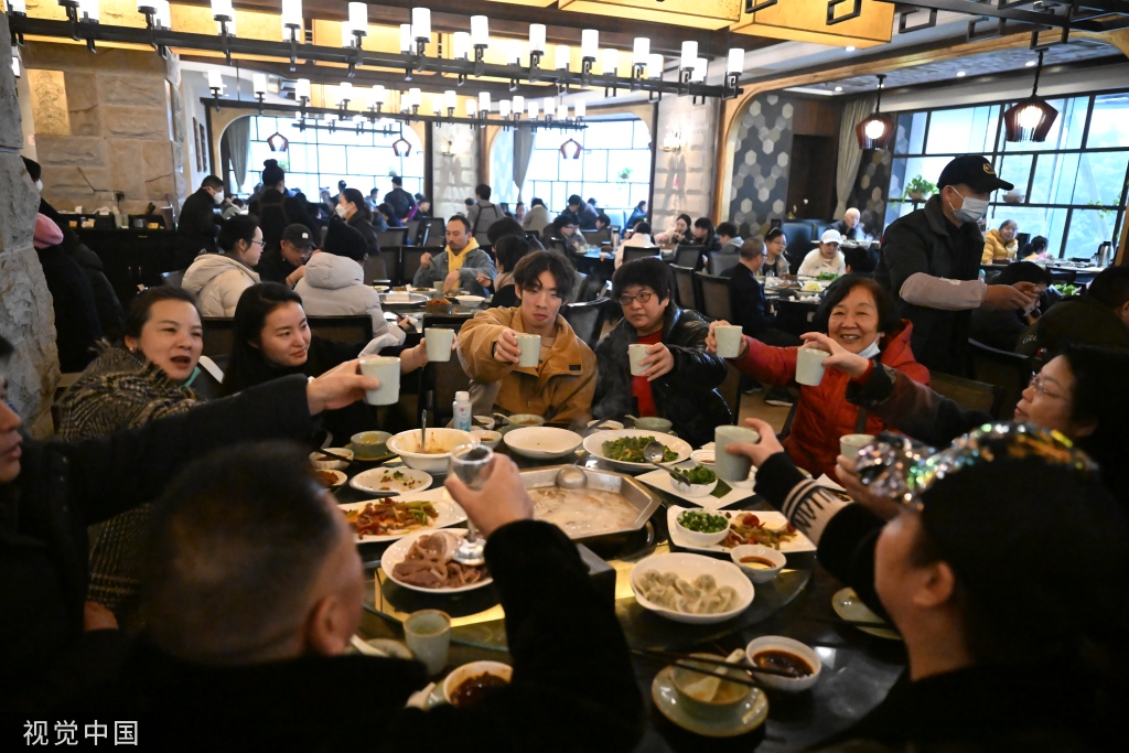 重庆：市民餐馆内吃羊肉欢度冬至