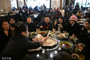 重庆：市民餐馆内吃羊肉欢度冬至