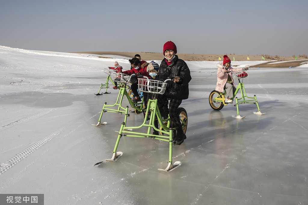 新疆库车：冬至时节 市民体验冰雪运动