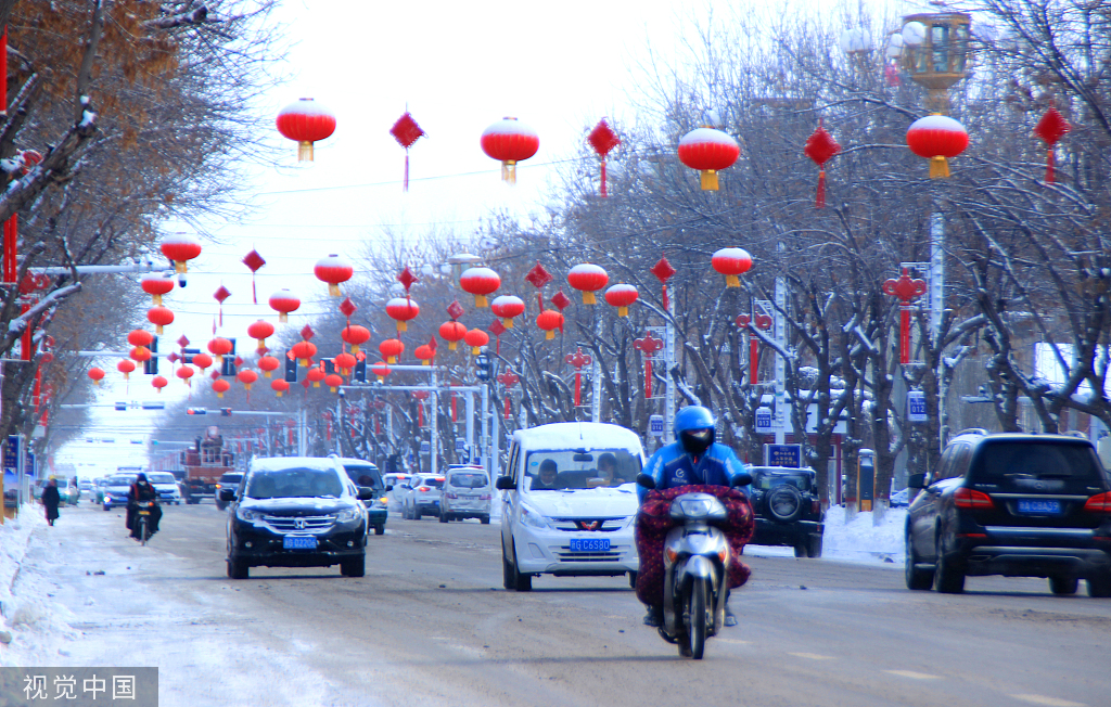 新疆塔城:大街小巷挂红灯笼 喜气洋洋迎新年