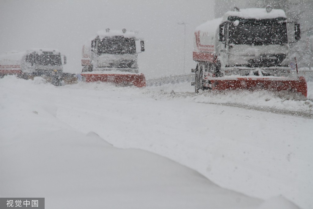 山东威海遭遇暴雪 大型清雪车清扫路面积雪