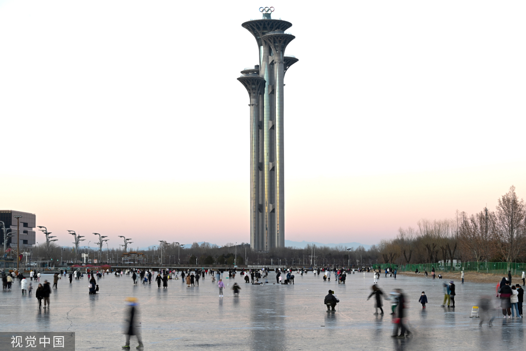 北京：奥林匹克公园龙形水系冰面冻结 市民冰上玩耍嬉戏