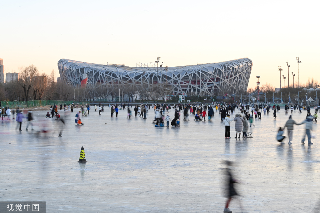 北京：奥林匹克公园龙形水系冰面冻结 市民冰上玩耍嬉戏