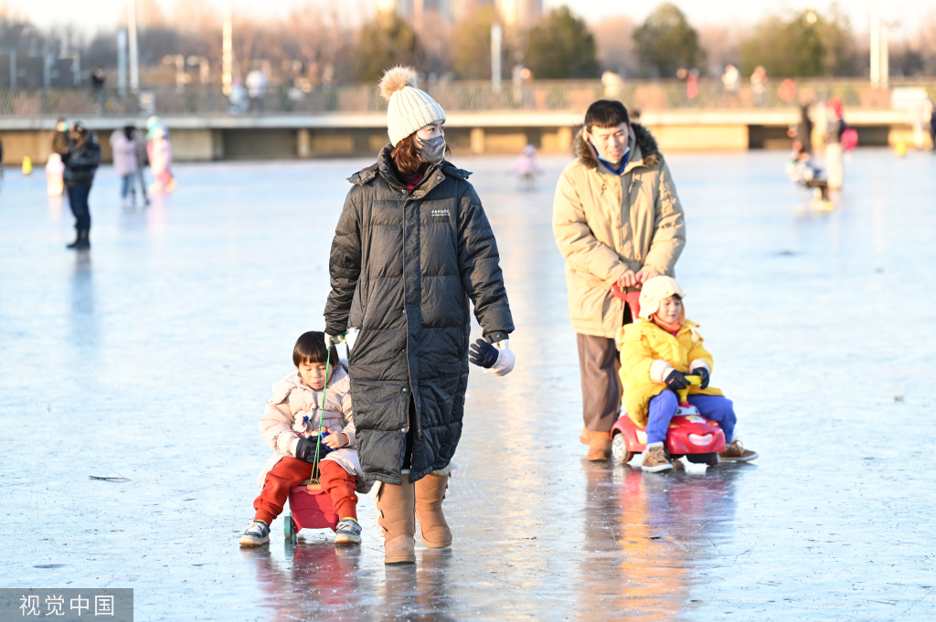 北京：奥林匹克公园龙形水系冰面冻结 市民冰上玩耍嬉戏