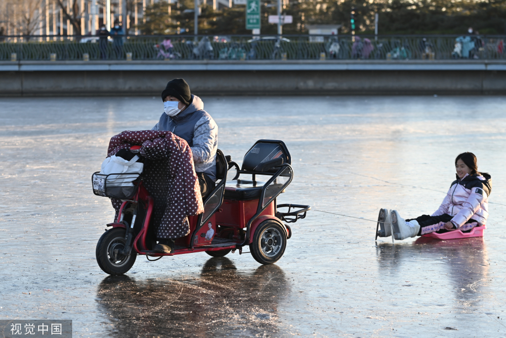 北京：奥林匹克公园龙形水系冰面冻结 市民冰上玩耍嬉戏