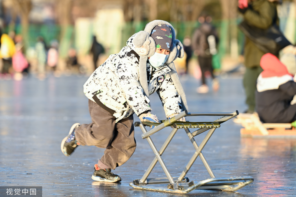 北京：奥林匹克公园龙形水系冰面冻结 市民冰上玩耍嬉戏