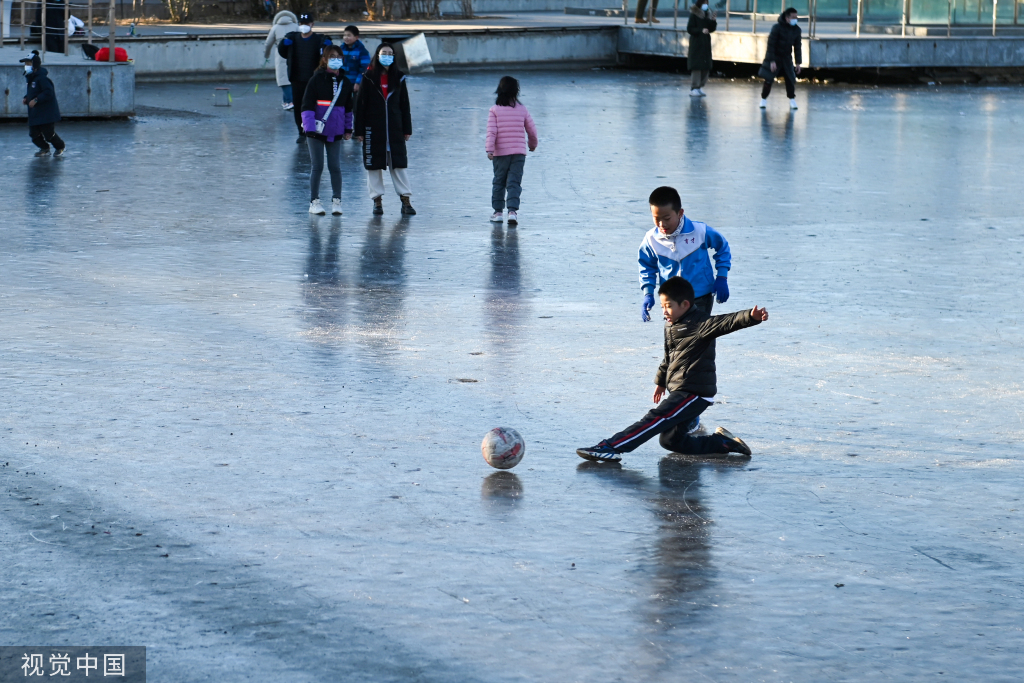 北京：奥林匹克公园龙形水系冰面冻结 市民冰上玩耍嬉戏