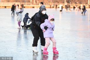 北京：奥林匹克公园龙形水系冰面冻结 市民冰上玩耍嬉戏