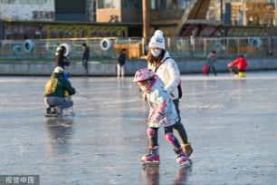 北京：奥林匹克公园龙形水系冰面冻结 市民冰上玩耍嬉戏