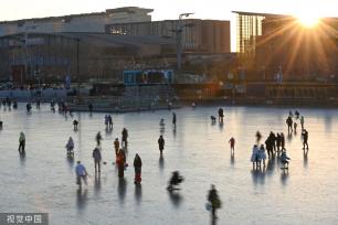 北京：奥林匹克公园龙形水系冰面冻结 市民冰上玩耍嬉戏