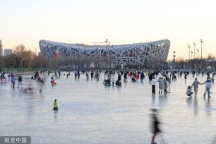 北京：奥林匹克公园龙形水系冰面冻结 市民冰上玩耍嬉戏
