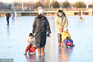 北京：奥林匹克公园龙形水系冰面冻结 市民冰上玩耍嬉戏