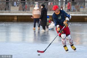 北京：奥林匹克公园龙形水系冰面冻结 市民冰上玩耍嬉戏