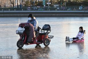 北京：奥林匹克公园龙形水系冰面冻结 市民冰上玩耍嬉戏