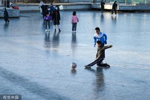北京：奥林匹克公园龙形水系冰面冻结 市民冰上玩耍嬉戏